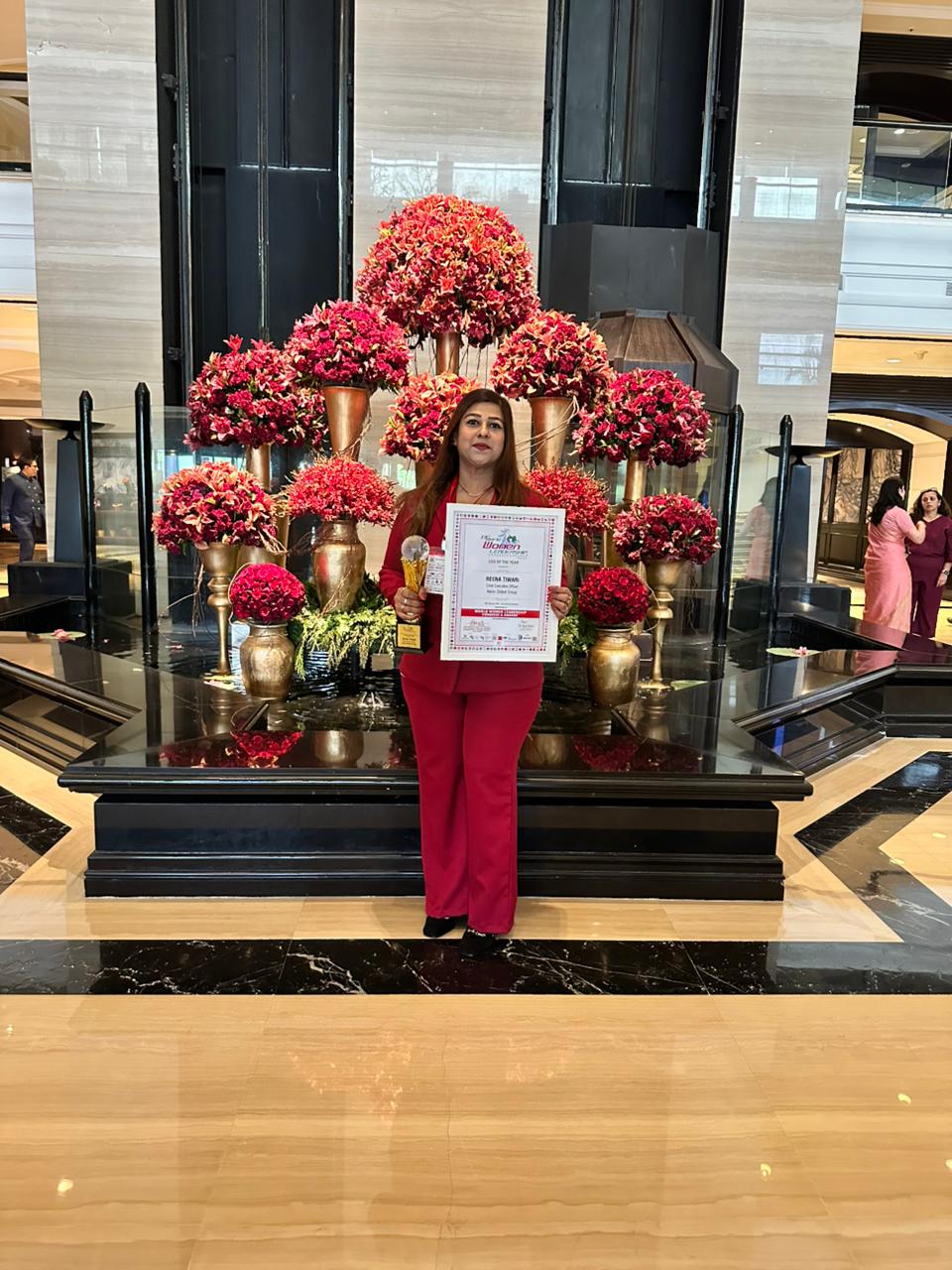 Smt. Reena Tiwari with SBI DMD